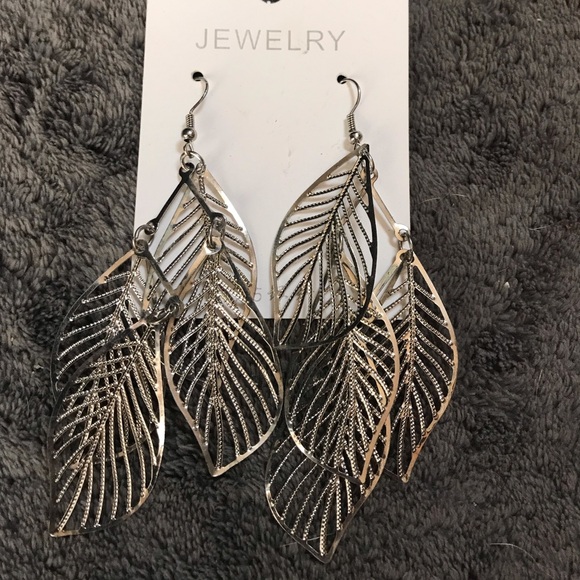 NWT feather earrings - Picture 2 of 4